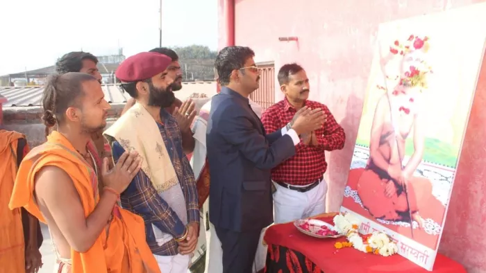 सोनारपुरा में स्वामी सहजानंद सरस्वती जयंती समारोह में पुष्पांजलि करते युवा चेतना के राष्ट्रीय संयोजक रोहित कुमार सिंह एवं अन्य।