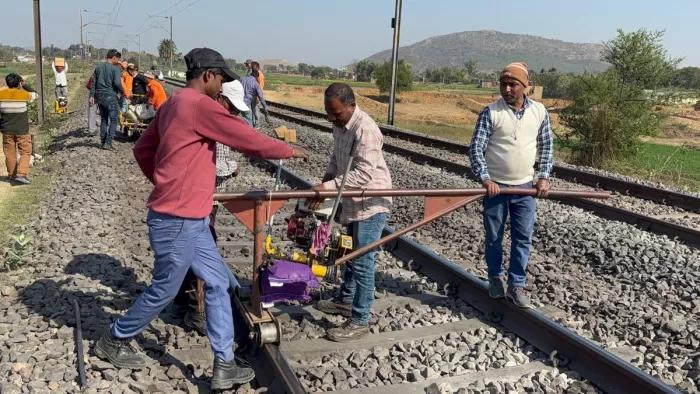 रेलवे ट्रैक पर कार्य करते पीडब्लूआई के कर्मचारी। (जागरण)