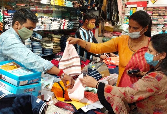 बाजारों में उमड़ी भीड़, अंतिम दौर में होली की खरीदारी
