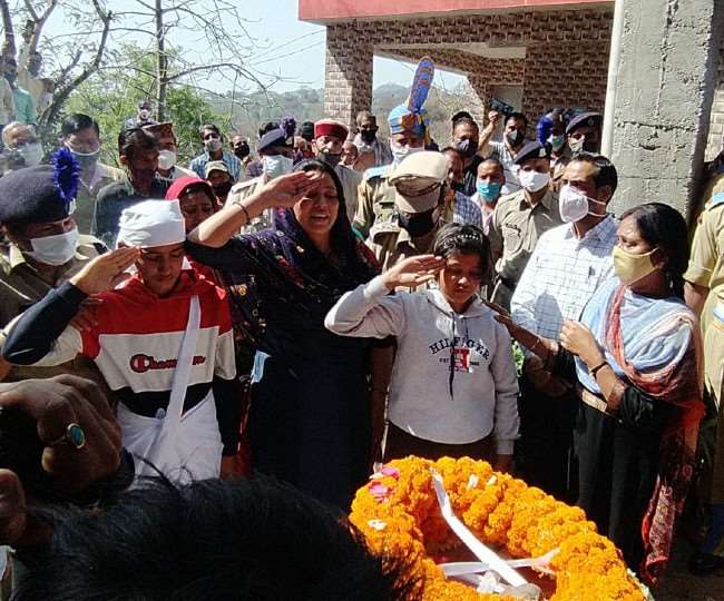 सैन्‍य सम्‍मान के साथ पंचतत्व में विलीन हुए अशोक कुमार, पत्‍नी और बच्