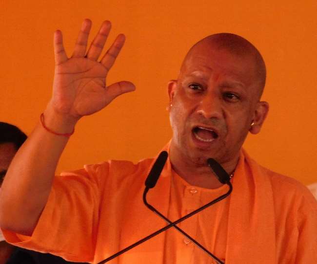 महराजगंज के चौक कस्बे में जनसभा को संबोधित करते सीएम योगी आदित्यनाथ। जागरण