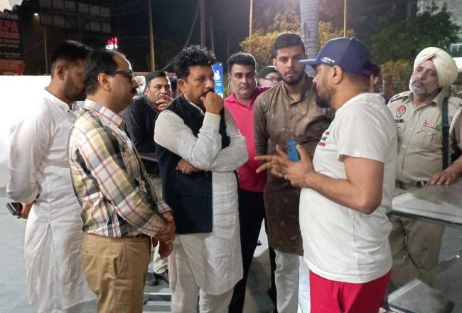 अस्पताल के भूमिगत निर्माण से घरों में आई दरारें, हंगामा
