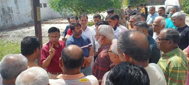 क्लब बेचने का आरोप लगाया, विरोध