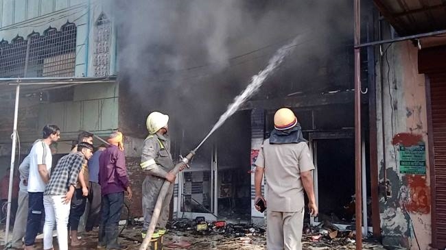 इलेक्ट्रानिक सामान के शोरूम में लगी आग, लाखों का नुकसान