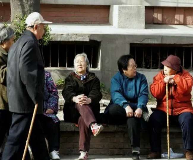 'एक बच्चे की नीति' (One Child Policy) अब चीन की मुश्किलें बढ़ा रहा रहा है।