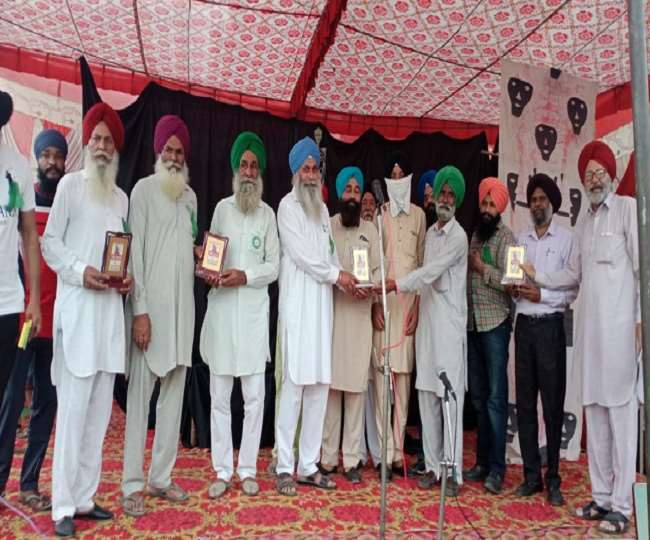 शहीद करतार सिंह सराभा पब्लिक लाइब्रेरी भूंदड़ी में आयोजित बलिदान समारोह में गणमान्यों को सम्मानित करते हुए पदाधिकारी।