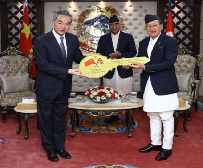 चीनी विदेश मंत्री वांग यी ने अपने नेपाली समकक्ष नारायण खड़का और प्रधानमंत्री शेर बहादुर देउबा से मुलाकात की (फोटो-एएनआइ)