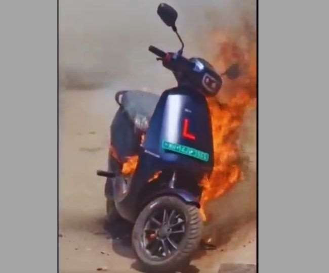 पुणें में ओला के इलेक्ट्रिक स्कूटर में अचानक लगी आग pc-@hormazdsorabjee