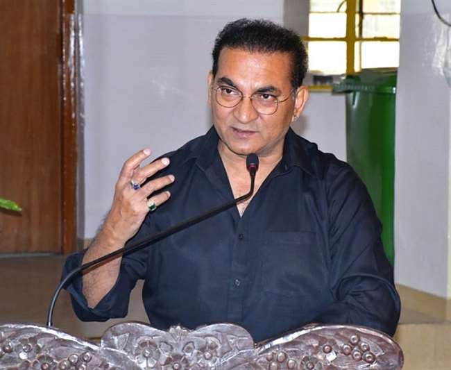 https://www.jagranimages.com/images/newimg/27032022/27_03_2022-singer_abhijeet_bhattacharya_kanpur_22575306.jpg