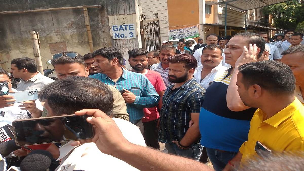 जमशेदपुर न्यायालय परिसर में हुई ताबड़तोड़ गोलीबारी, बालबाल बचा हत्या