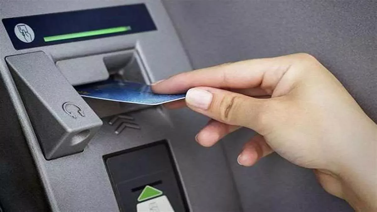 Credit Card Cash Withdrawal: क्रेडिट कार्ड से निकालते हैं कैश तो हो जाएं सावधान, बैंक चुपचाप वसूलते हैं चार्ज