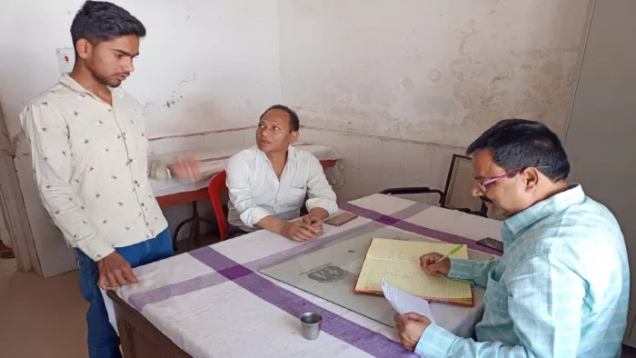 ओपीडी में मरीज का इलाज करते चिकित्सक : जागरण