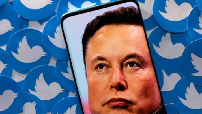 Elon Musk के अधिग्रहण के बाद Twitter की वैल्यूएशन में भारी कमी, डील के मुकाबले आधी रह गई मार्केट वैल्यू