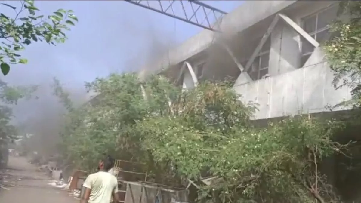 गाजियाबाद में बंद पड़ी बीपीएल फैक्ट्री में फिर लगी आग, सूचना पर पहुंचे अग्निशमन कर्मी