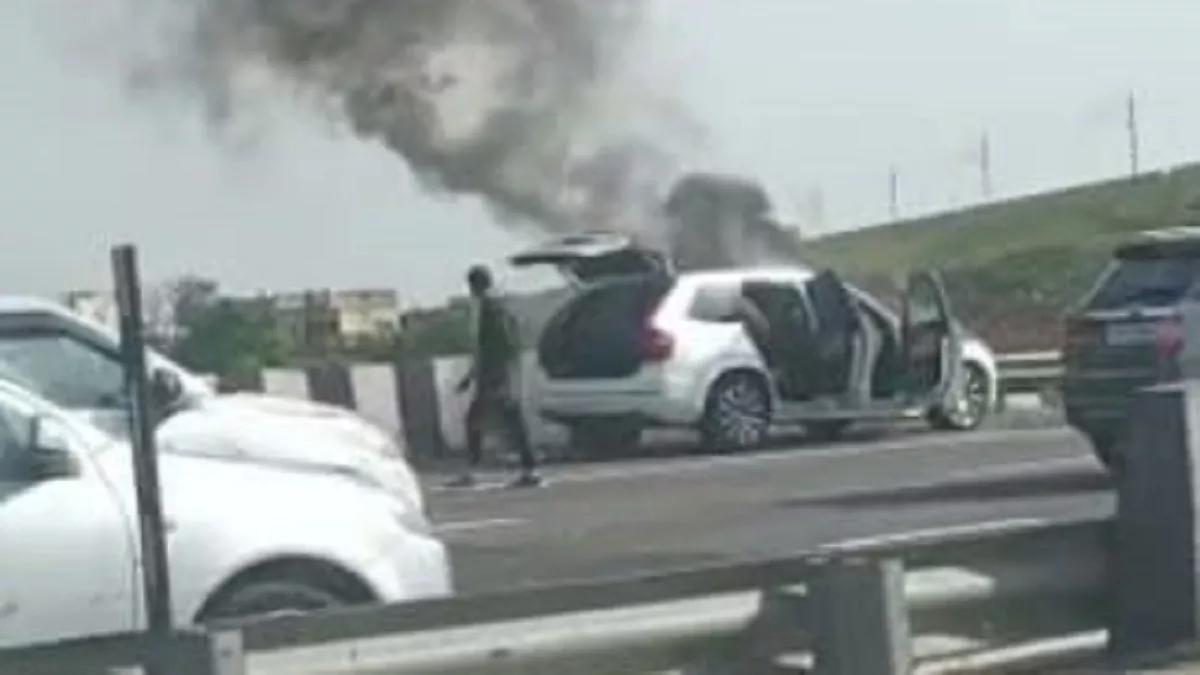 Ghaziabad Car Fire: चलती वोल्वो कार बनी आग का गोला, सवारों ने कूदकर बचाई जान