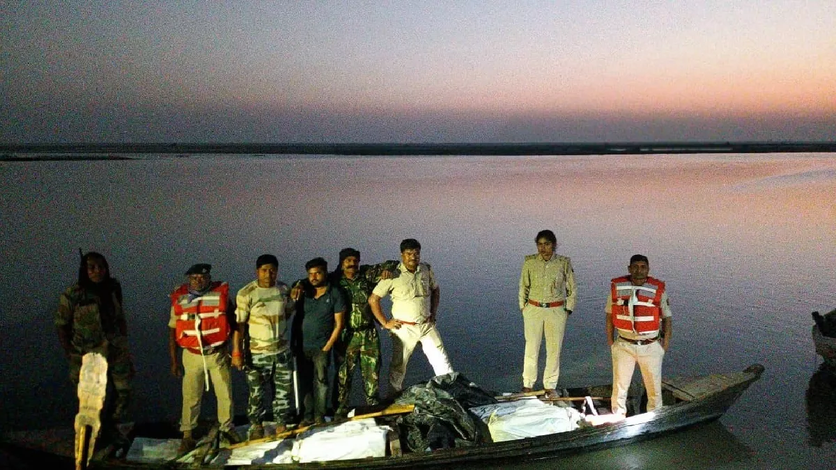 गोपालगंज: उत्‍पाद पुलिस को देख नदी में कूदे तस्‍कर, नाव से हजाराें बोतल शराब बरामद; कुचायकोट में भी कार्रवाई
