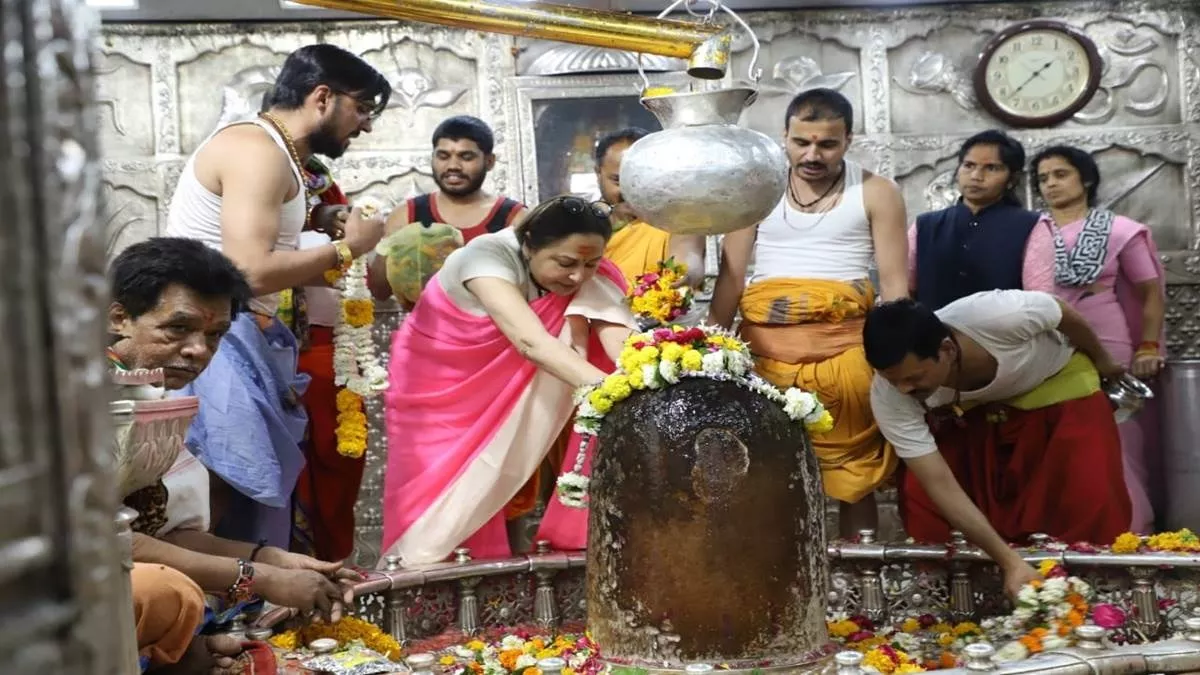 VIDEO: महाकाल के दर पर पहुंचीं जयाप्रदा, दर्शन के बाद बोलीं कहा- उज्जैन आकर मैं खुद को धन्य मानती हूं