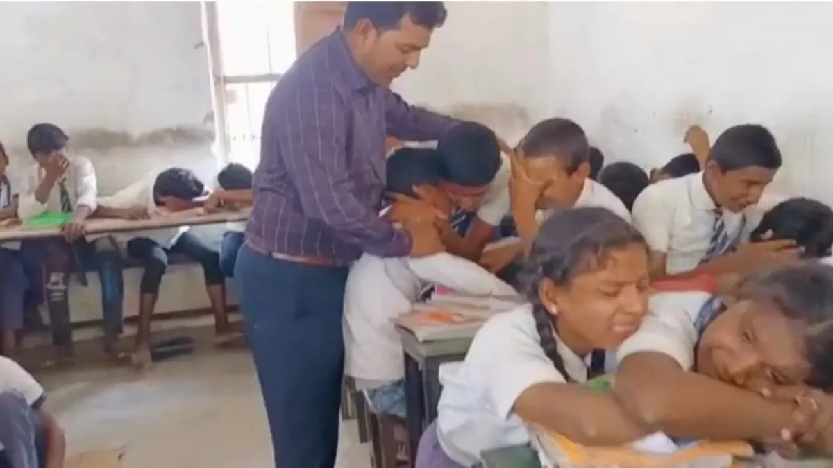 एक-दूसरे को चुप कराते सिकंदरा प्रखंड के उत्क्रमित मध्य विद्यालय कोनन के छात्र-छात्राएं।