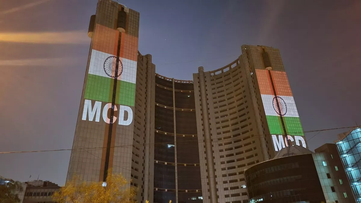 Delhi: MCD ने राजौरी गार्डन के पैराडाइज मॉल पर लगाया ताला, मालिक पर तीन करोड़ रुपये संपत्ति कर था बताया