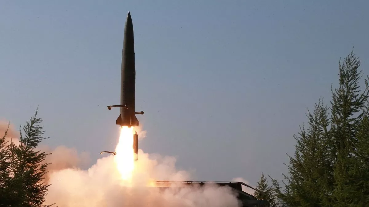 North Korea Missile Test: उत्तर कोरिया ने फिर दागी बैलिस्टिक मिसाइल, एक महीने में किया सातवां परीक्षण