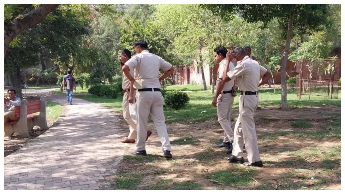Rewari Crime: पार्क में भिड़े दो गुट, हवाई फायरिंग कर फरार हुए आरोपित, पेड़ के पास मिला देसी कट्टा