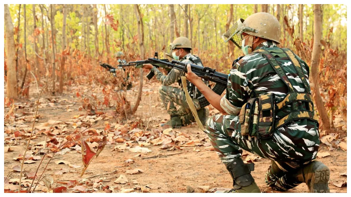 Jammu and Kashmir News: सीआरपीएफ राजौरी में रक्षा गार्डों को विशेष हथियार प्रशिक्षण किया प्रदान