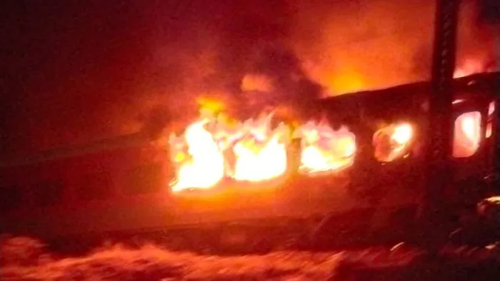 Fire Train Bihar: पटना-डीडीयू रेलखंड पर कई ट्रेनों का परिचालन रहा ठप (जागरण)