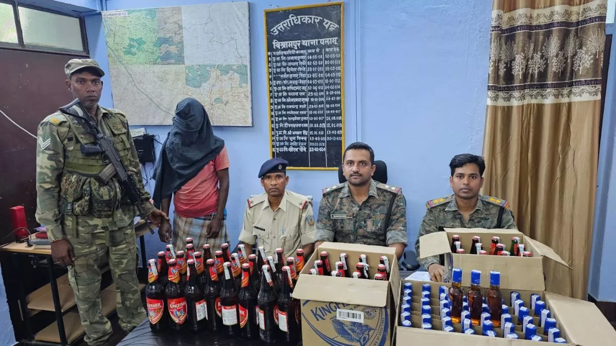 बियर-व्हिस्‍की सहित विदेशी शराब की 100 बोतलें बरामद, अवैध शराब के खिलाफ पलामू पुलिस का छापामारी अभियान; एक गिरफ्तार