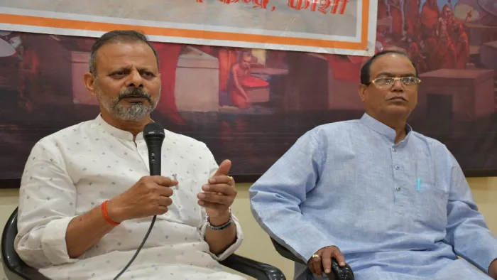 RSS द्वारा विश्व संवाद केंद्र में आयोजित प्रेस वार्ता में बोलते वीरेंद्र जायसवाल (पूर्वी उत्तर प्रदेश के क्षेत्र कार्यवाह )।-जागरण