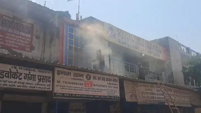 गाजियाबाद में इलेक्ट्रॉनिक स्टोर में लगी भीषण आग।