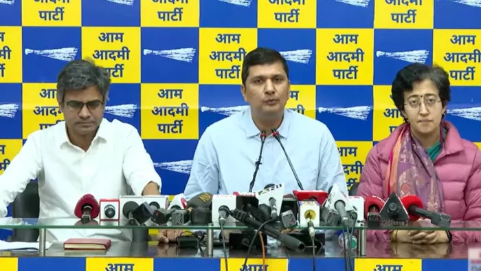'AAP' सरकार में अधिकारियों के खिलाफ लंबित मामलों पर लगी रोक।