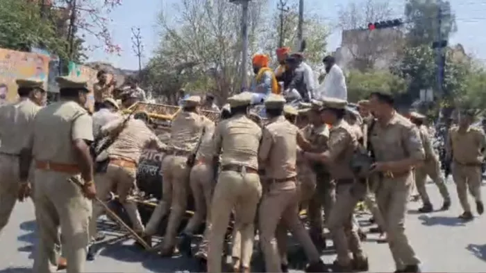 करणी सेना के पदाधिकारियों को रोकने का प्रयास करते पुलिसकर्मी।- जागरण