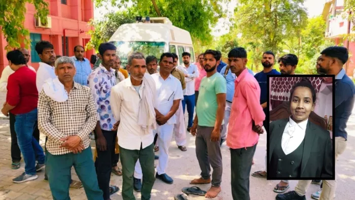 बागपत पोस्टमार्टम हाउस पर पहुंचे मृतक बबली (इनसेट में) के स्वजन व ग्रामीण। जागरण