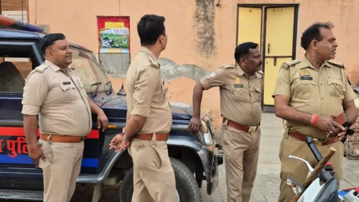 बड़ौत के गुराना रोड पर छापामारी के दौरान मौजूद पुलिसकर्मी। जागरण