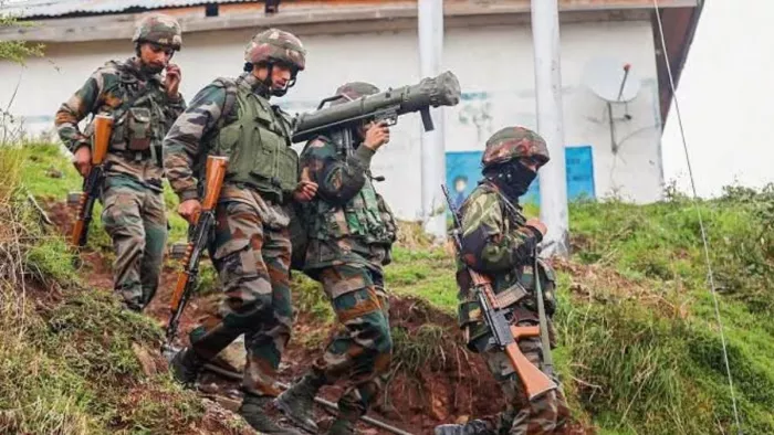 कठुआ जिले के जुथाना के अंबानाल में मुठभेड़ के बाद मोर्चा संभाले सेना के जवान।
