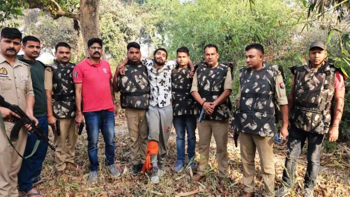 पुलिस मुठभेड़ में गिरफ्तार गो तस्कर। जागरण