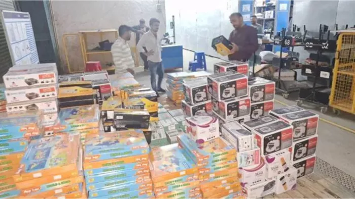 ई-कॉमर्स कंपनियों के गोदामों में छापेमारी के दौरान सामानों के गुणवत्ता की जांच करते BIS के अधिकारी।