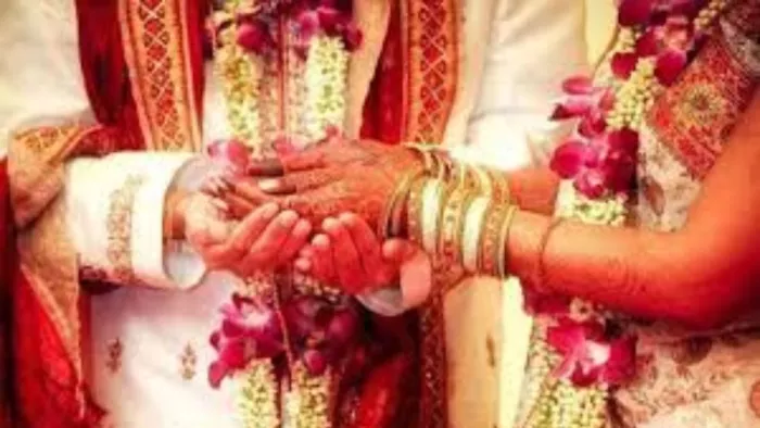 विवाहित महिला ने अपने पति और दो नाबालिग बच्चों को छोड़कर प्रेमी के साथ शादी रचा ली है।-जागरण (सांकेतिक तस्वीर)