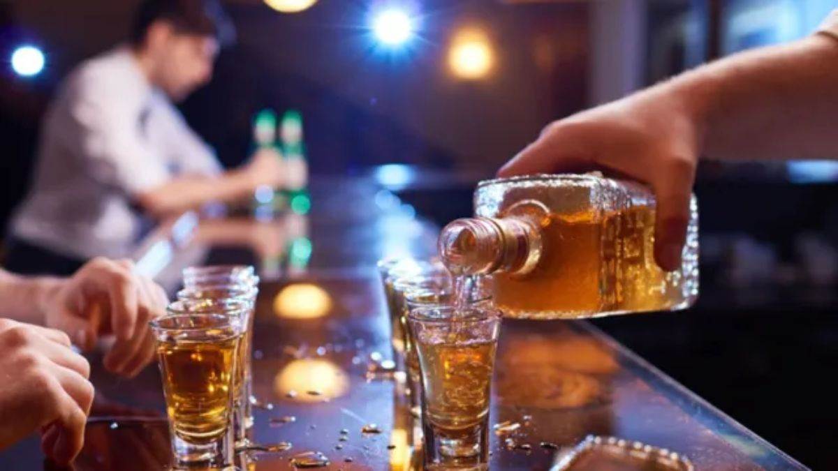 https://www.jagranimages.com/images/newimg/27032025/27_03_2025-medical_insurance_liquor_23907317.jpg