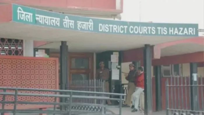 कोर्ट की कार्यवाही के दौरान एक व्यक्ति धूम्रपान करता हुआ पाया गया। फाइल फोटो
