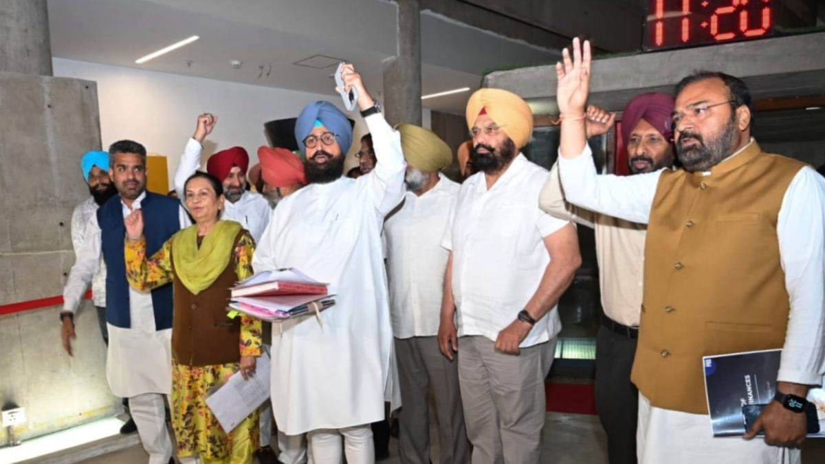punjab vidhansabha news debate between leading and opposition party house adjourned for 15 minutes