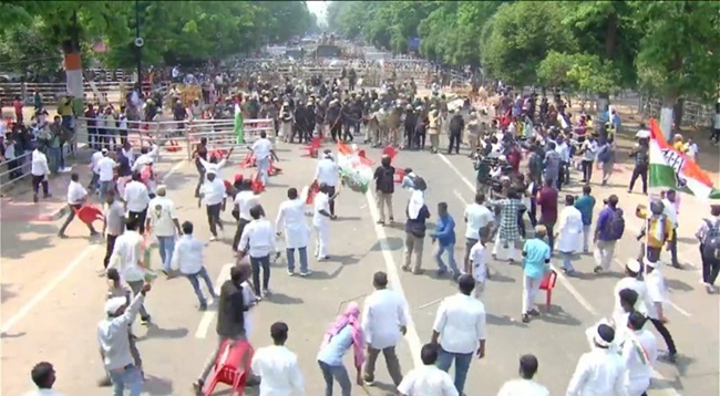 Odisha News: प्रदर्शन के दौरान भारी बवाल ... कांग्रेस नेताओं को दौड़ा-दौड़ाकर पुलिस ने पीटा, पत्थरबाजी भी हुई