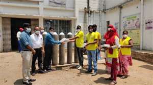 मंच ने ऑक्सीजन सिलेंडर व उपकरण प्रभारी को सौंपा