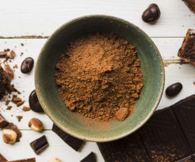 चॉकलेट के साथ बाउल में रखा पाउडर