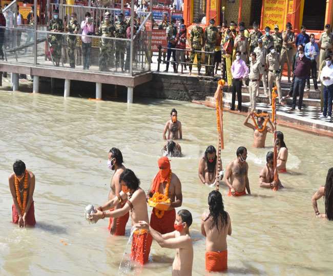 Haridwar Kumbh 2021: कोविड प्रोटोकॉल में संतों ने लगाई आस्था की डुबकी। जागरण