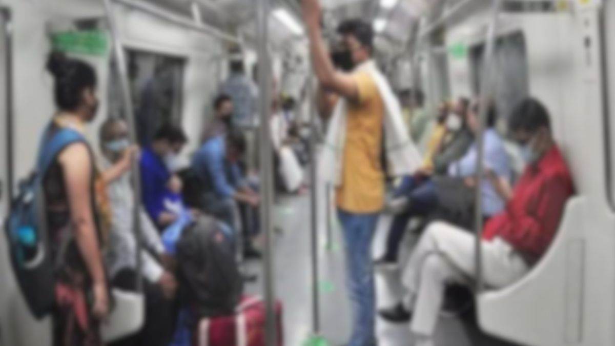 Delhi Metro में बिकिनी गर्ल के बाद युवक की अश्लील हरकत का VIDEO वायरल
