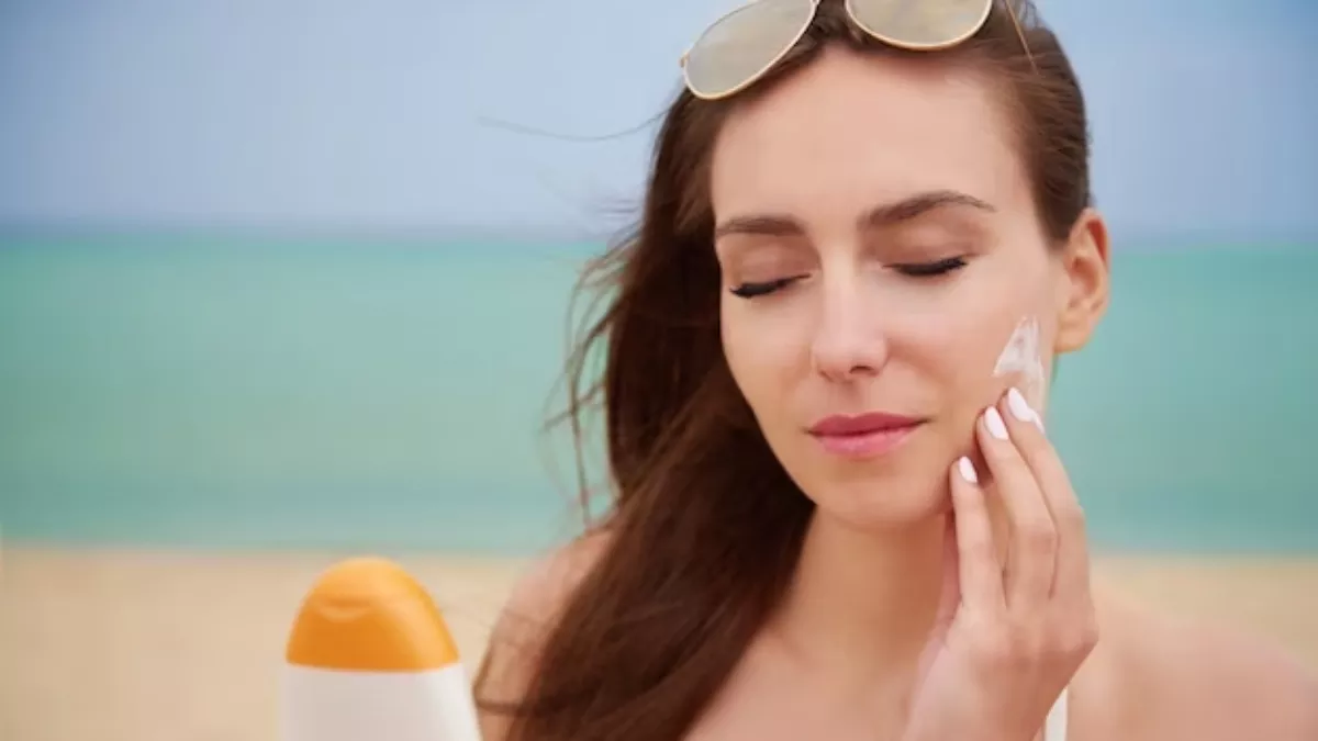 Sunscreen Makeup: मेकअप के साथ कितना जरूरी होता है सनस्क्रीन लगाना? आइए जानें एक्सपर्ट की राय - Why sunscreen is important with makeup as well know what expert suggest