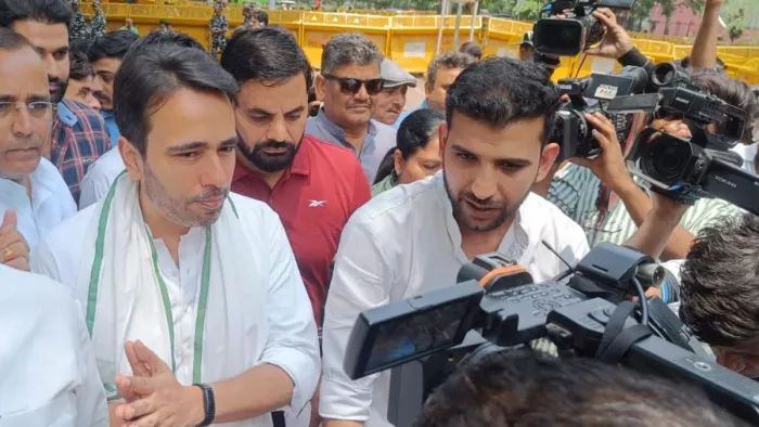 बृजभूषण के खिलाफ जंतर-मंतर पर बैठे पहलवानों को अब मिला जयंत चौधरी का साथ