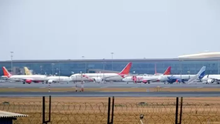 Indian airports bomb threat हवाई अड्डों को बम से उड़ाने की धमकी।
