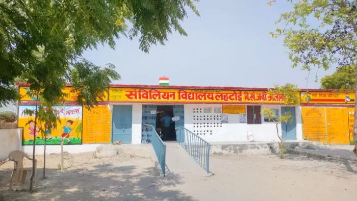 Aligarh News: दोपहर के समय में खाली पड़ा था मतदान केंद्र।